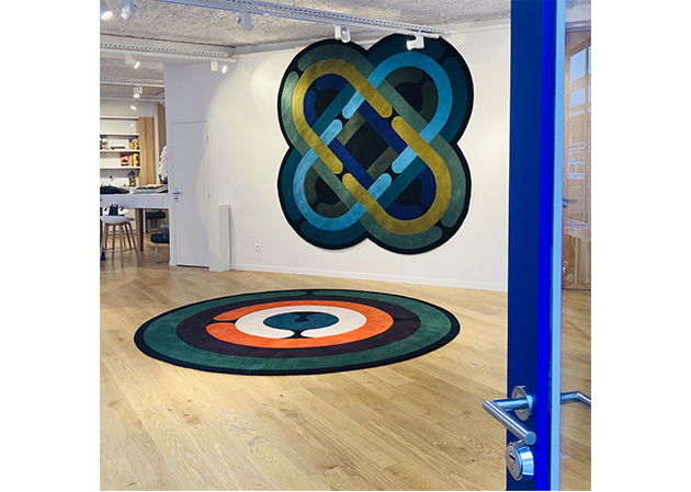 Porte ouverte sur l'intérieur du showroom Diacasan Edition