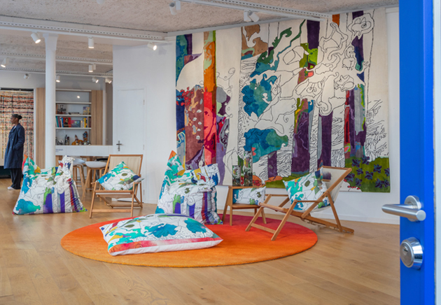 Vue du showroom avec tapis et coussins Forêt de Cristal