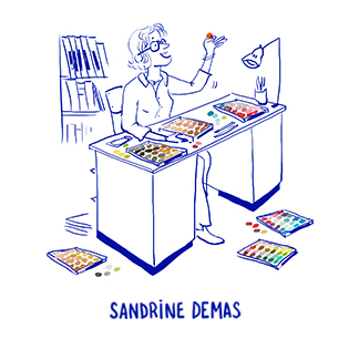 Designer Sandrine Demas avec des boites à pompons