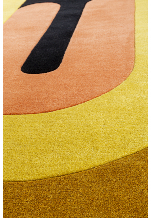 RUG-MINOTOR-OBLONG-AMBRE_detail1.jpg Rug with geometric lines, oblong shape, close-up