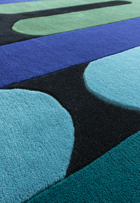 RUG-MINOTOR-OBLONG-EMERAUDE-detail2.jpg Rug with geometric lines, oblong shape, close-up