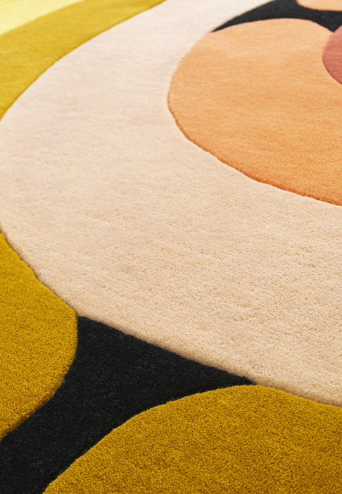 RUG-MINOTOR-ROND-AMBRE-detail1.jpg Rug with geometric lines, round shape, close-up