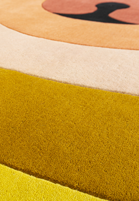 RUG-MINOTOR-ROND-AMBRE-detail2.jpg Rug with geometric lines, round shape, close-up