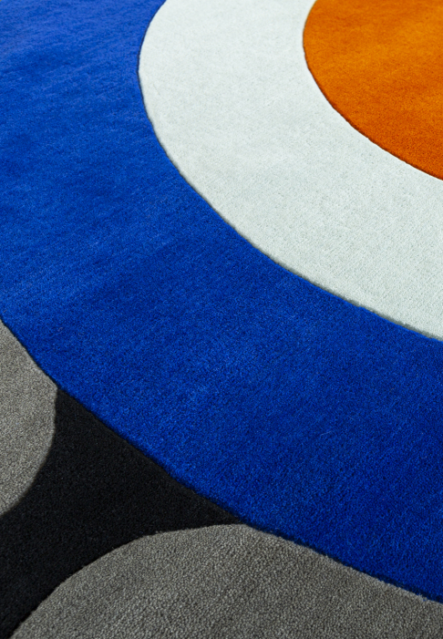 RUG-MINOTOR-ROND-COBALT-detail1.jpg Rug with geometric lines, round shape, close-up