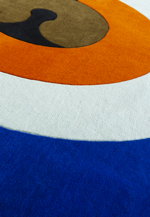 RUG-MINOTOR-ROND-COBALT-detail2.jpg Rug with geometric lines, round shape, close-up