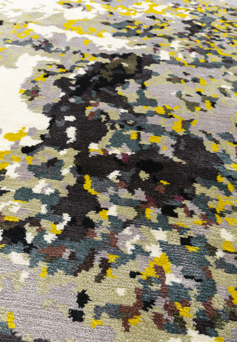 RUG-BRICKS-ROND-QUARTZ-detail1.jpg A Rug where dreamlike visions and faraway worlds intertwine, close-up