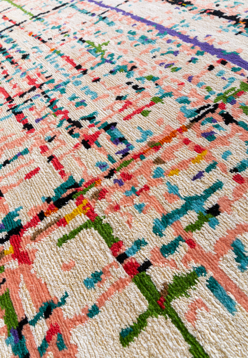 RUG-NATTE-RECT-detail1.jpg White rug with multicolour lines, close-up