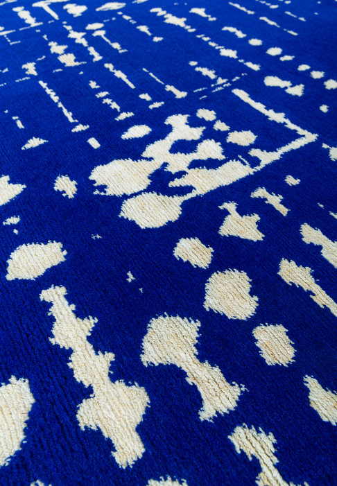 RUG-PERCEE-BLEU-RECT-detail1.jpg Blue and white graphic rug, close-up