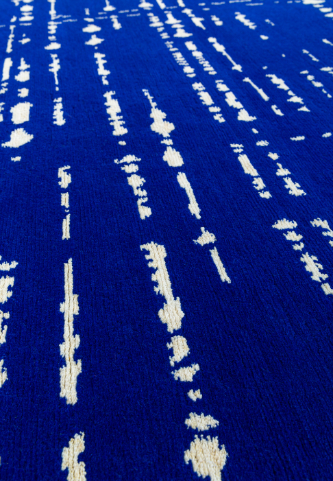 RUG-PERCEE-BLEU-RECT-detail2.jpg Blue and white graphic rug, close-up