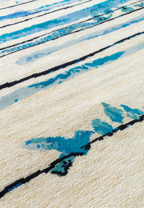 TAPIS-BRINDILLE-RECT-detail1.jpg Tapis blanc avec lignes horizontales bleues, gros plan