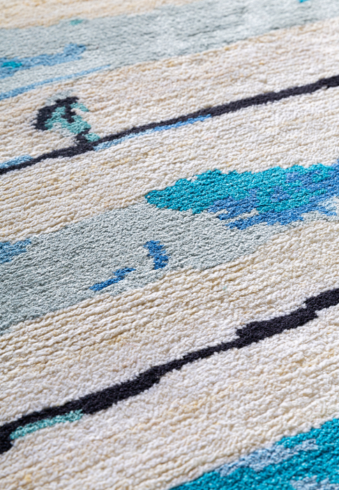 TAPIS-BRINDILLE-RECT-detail3.jpg Tapis blanc avec lignes horizontales bleues, gros plan