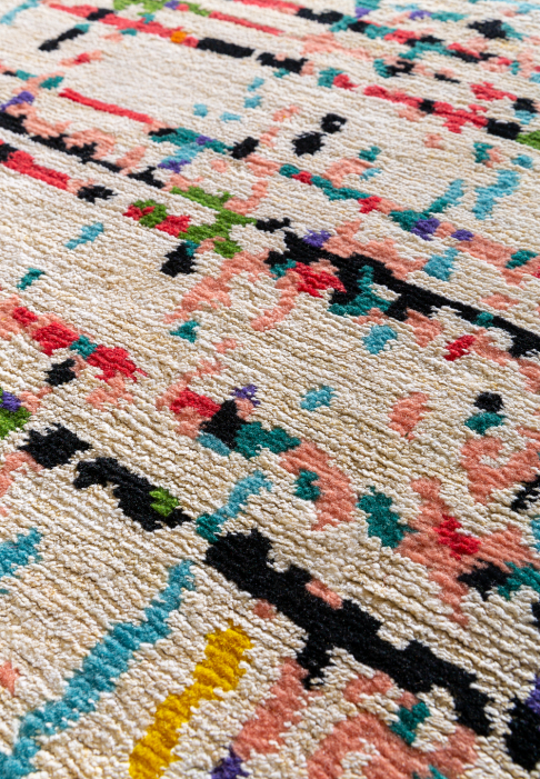 TAPIS-NATTE-RECT-detail2.jpg Tapis avec lignes horizontales et verticales multicolores, gros plan