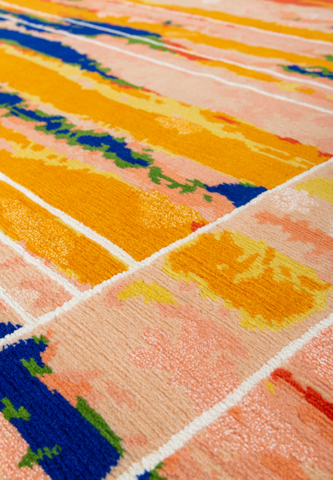 Tapis orange et bleu avec lignes blanches, gros plan