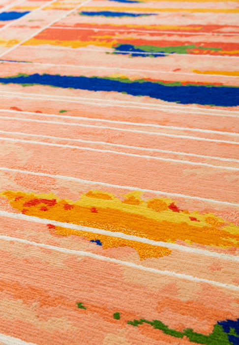 Tapis orange et bleu avec lignes blanches, gros plan