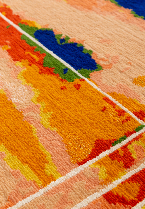 Tapis orange et bleu avec lignes blanches, gros plan