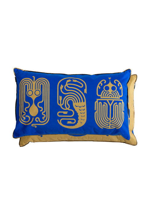 COUSSIN_BESTIAIRE_TRIBUS_cobalt_1.jpg Coussin rectangulaire motif Poulpe Hydre Scarabée