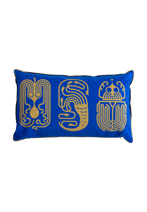 COUSSIN_BESTIAIRE_TRIBUS_cobalt_2.jpg Coussin rectangulaire motif Poulpe Hydre Scarabée