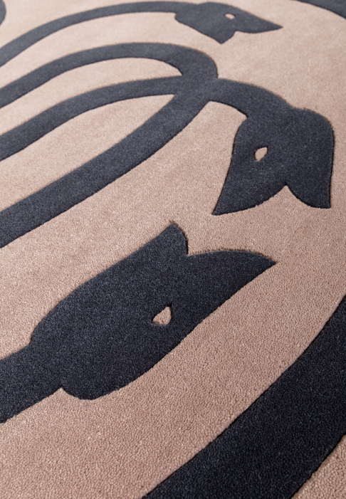 TAPIS_BESTIAIRE_HYDRE_nacre_detail1.jpg Oblong Rug with Hydra pattern - detail