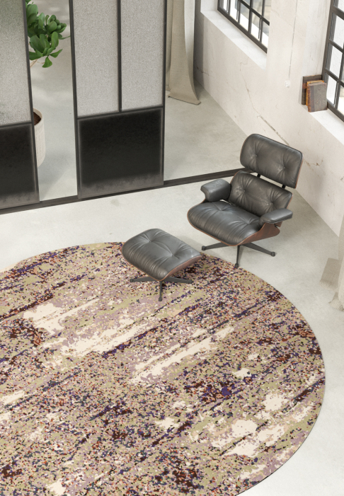 TAPIS-BRICKS-ROND-LICHEN_scene.jpg Tapis Bricks au sol avec fauteuil