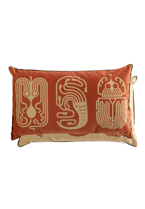 COUSSIN_BESTIAIRE_TRIBUS_terracotta_1.jpg Coussin rectangulaire motif Poulpe Hydre Scarabée