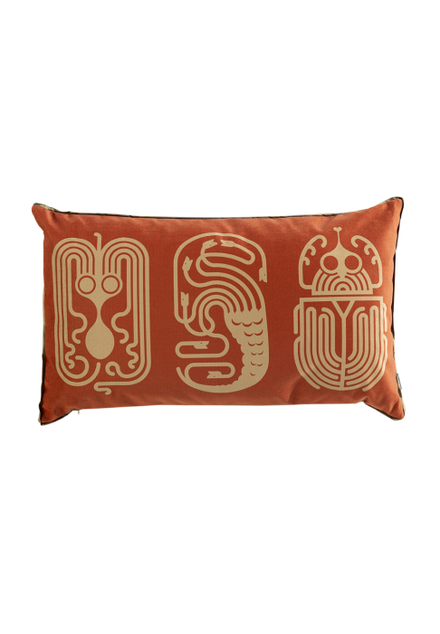 COUSSIN_BESTIAIRE_TRIBUS_terracotta_2.jpg Coussin rectangulaire motif Poulpe Hydre Scarabée recto